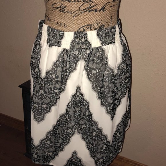 Maurices Chiffon Skirt White & Black Chevron NWT - Picture 3 of 8